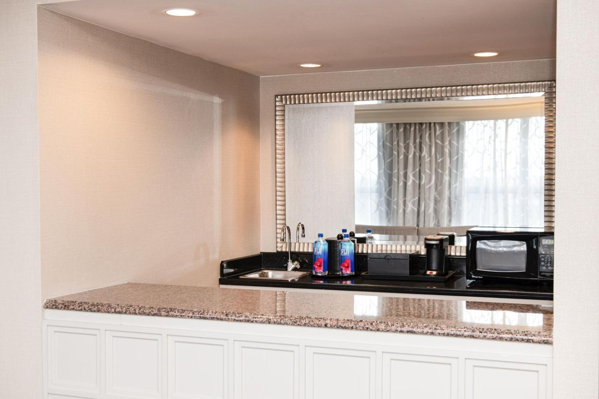 Chicago Marriott Suites Дирфилд Экстерьер фото
